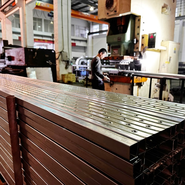 Хаалттай ган банз