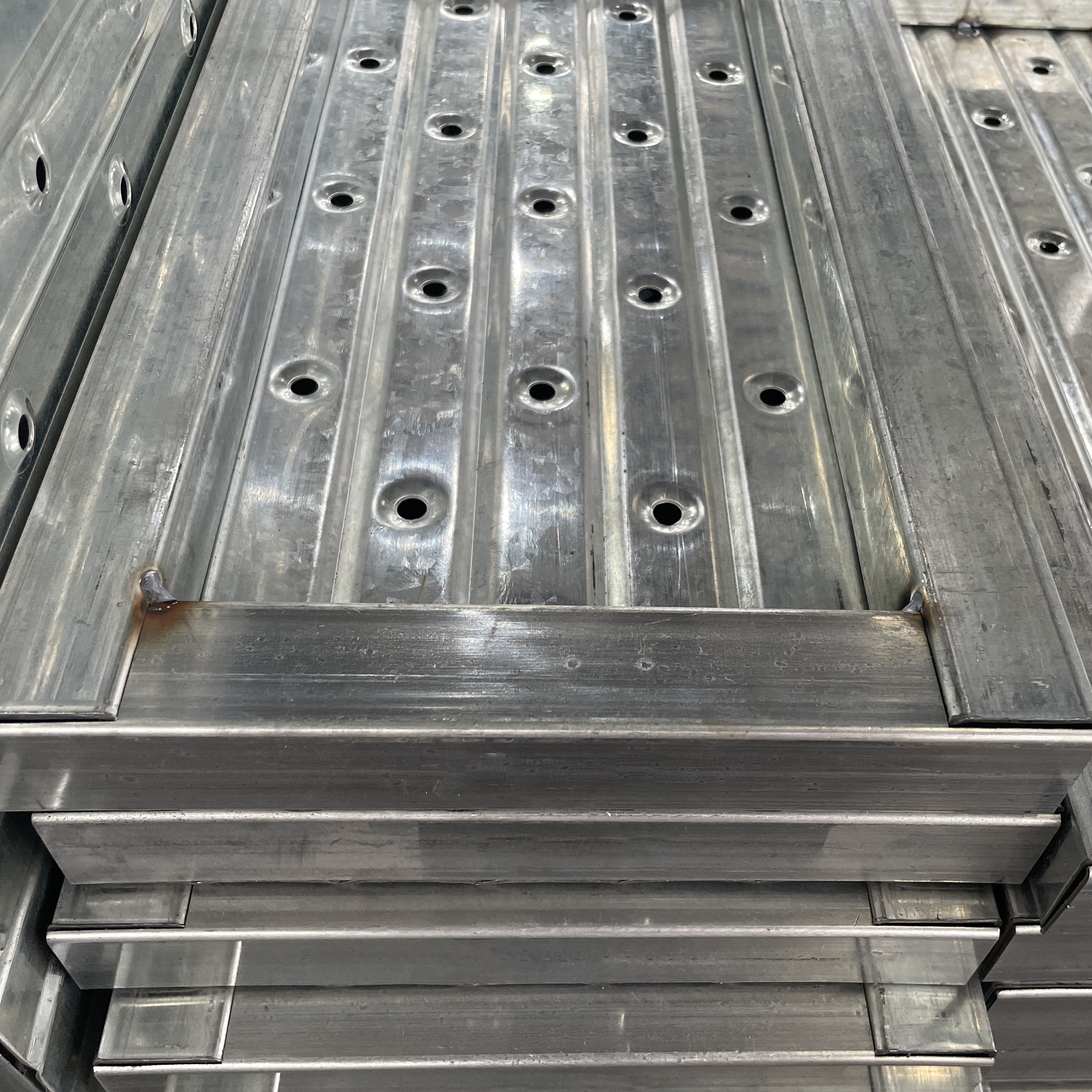 Ширээтэй ган шилэнвах 