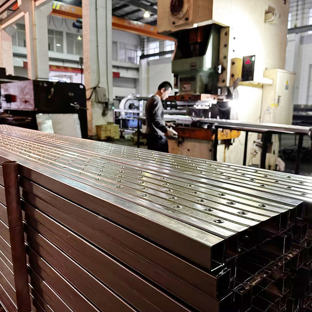 Хаалттай ган банз