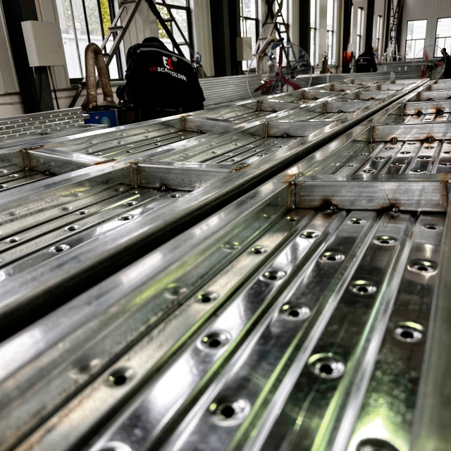 Хаалттай ган банз