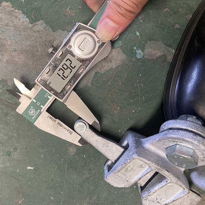 хөнгөн цагаан цагираг бүхий 