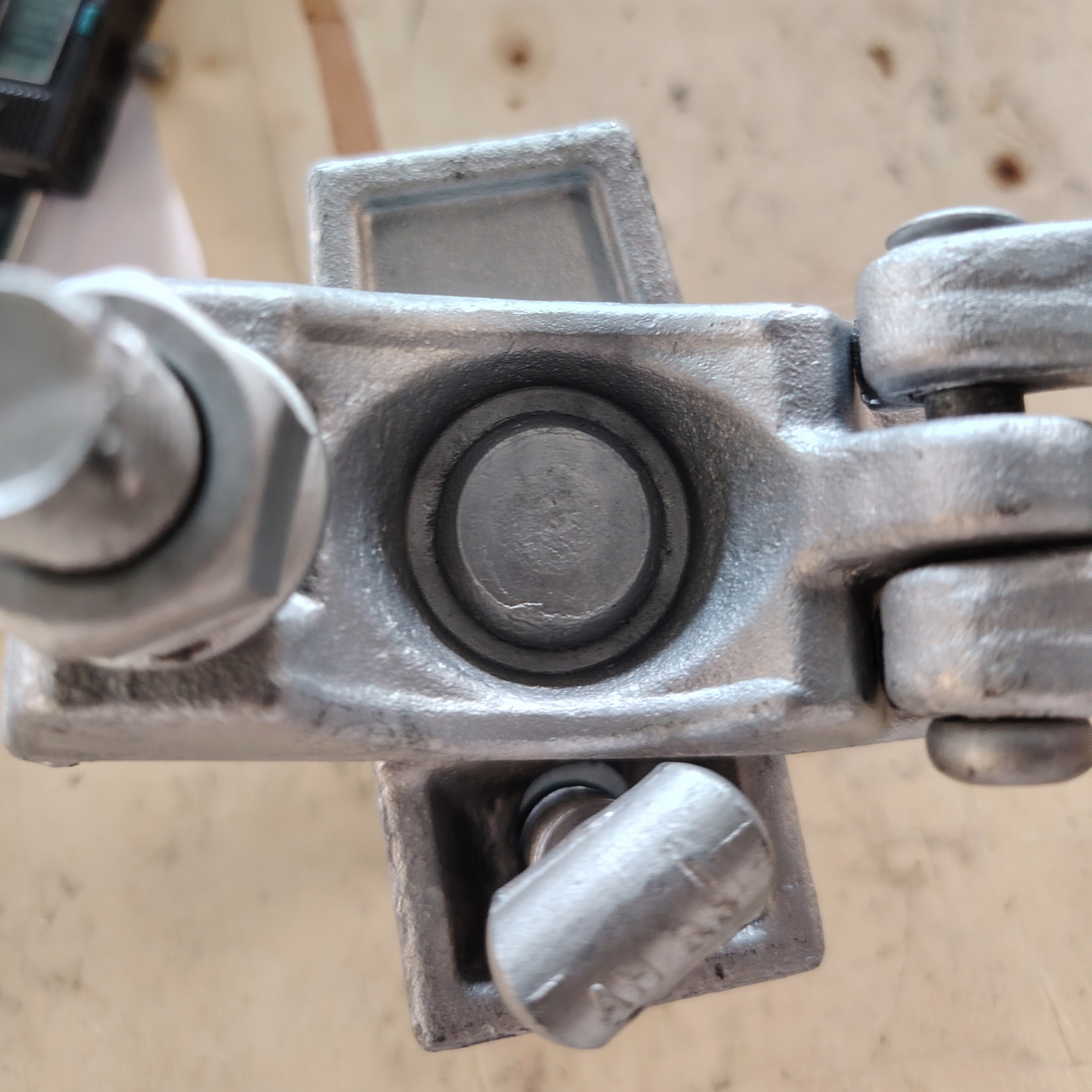 Эргэдэг холбогч KV 49 X 49 Тусгай хэлбэрийн шатын хавчаар