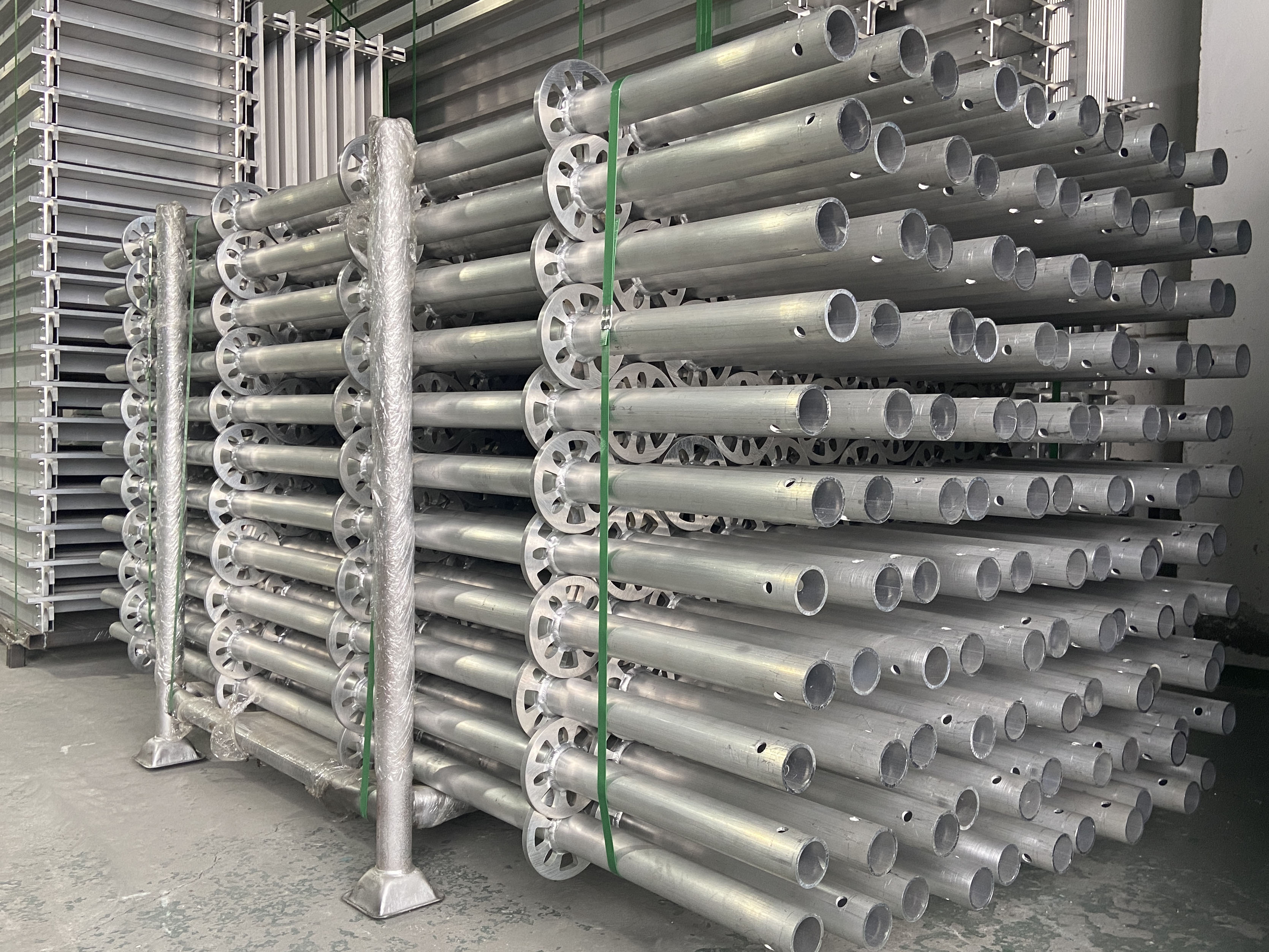 хөнгөн цагаан аялах нь босоо босоо