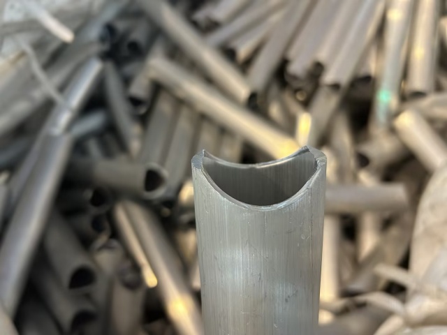 цагаан дам нуруу 