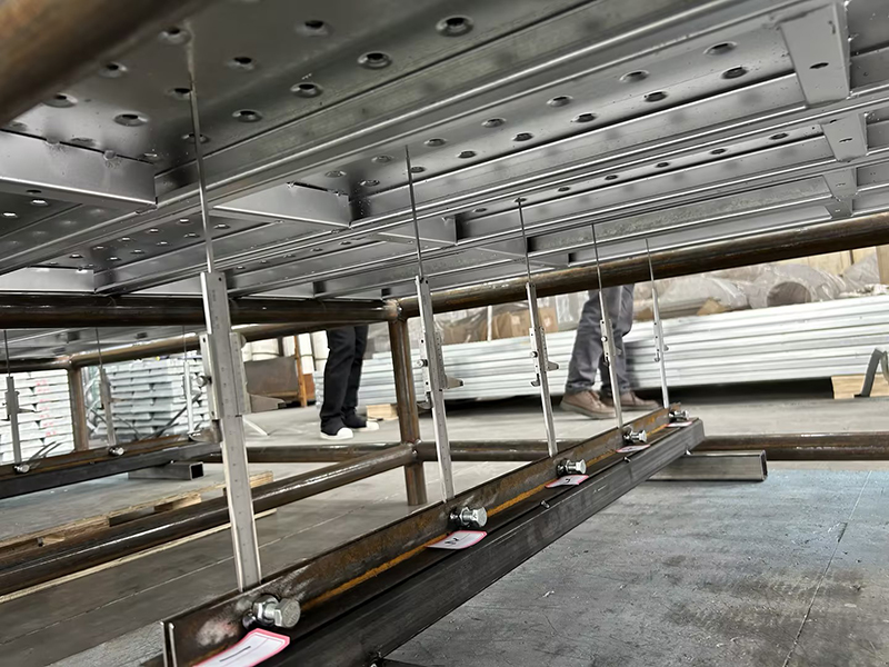 5.6 тоннын даацын дор 4 метрийн урттай битүү тавцангийн банзны хэв гажилт, шилжилт хөдөлгөөн.