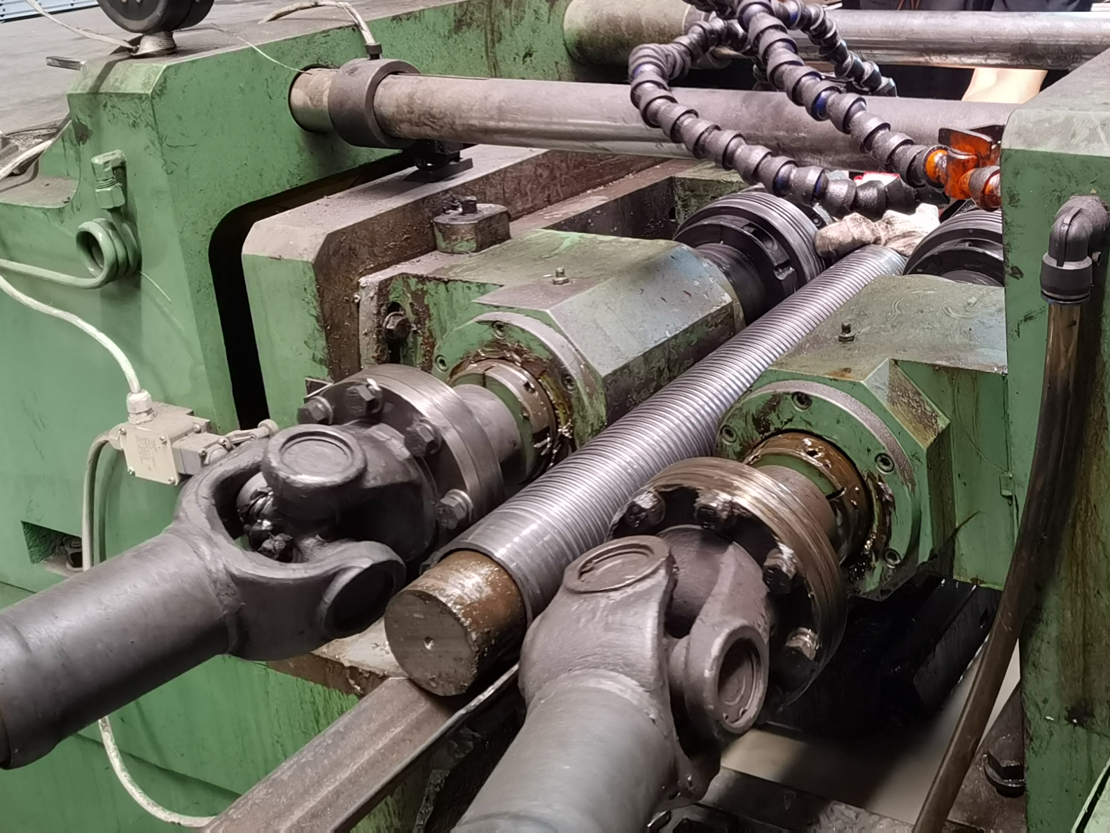 Тосгой ган хоолойыг гөлгөр болгох ган хоолой хоолойд хийнэ